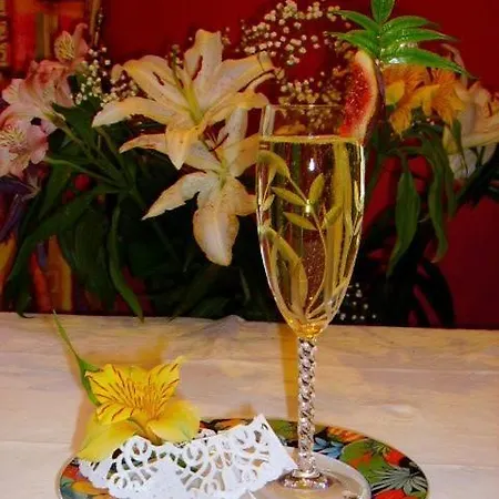 Hotel La Pierre Lys 2*