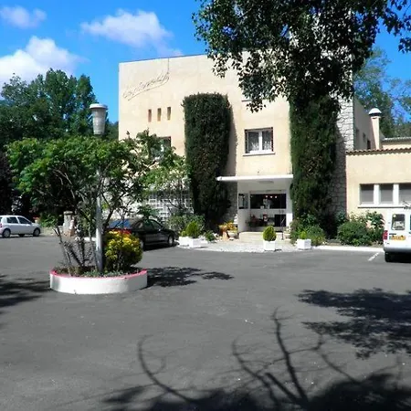 Hotel La Pierre Lys 2*