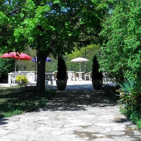 Hotel La Pierre Lys 2*