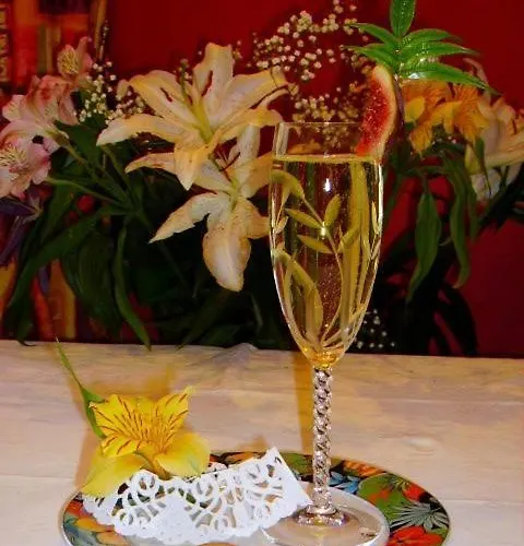 Hotel La Pierre Lys 2*