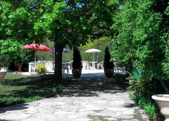 Hotel La Pierre Lys 2*